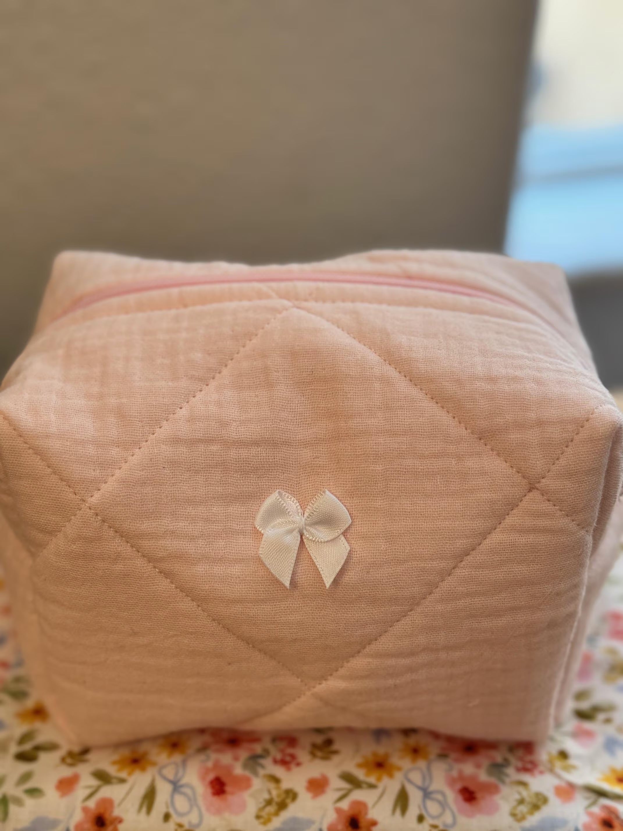Pink quilted Boxy bag with bow